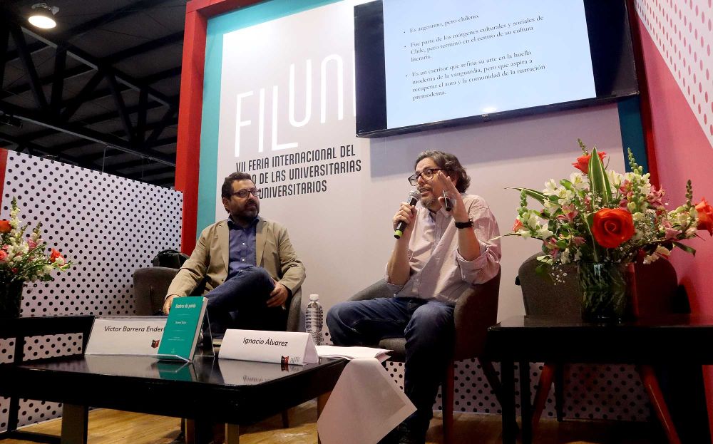 Ignacio Álvarez, académico del Departamento de Literatura de la UCHILE, y Víctor Barrera Enderle, académico de la Universidad Autónoma de Nuevo León y egresado de la Casa de Bello, presentaron el libro.